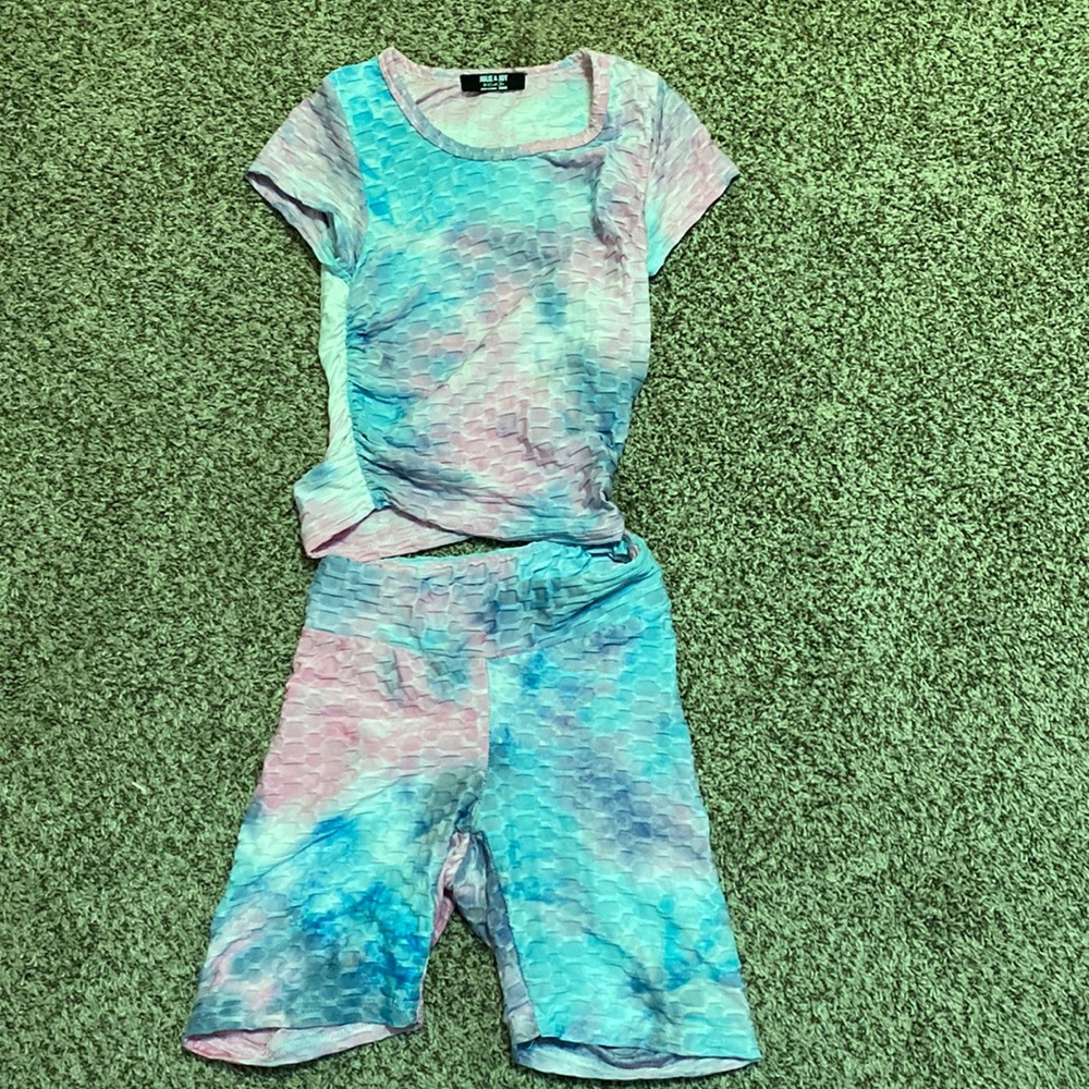 A mix of blue purple and pink this seems to be workout wear